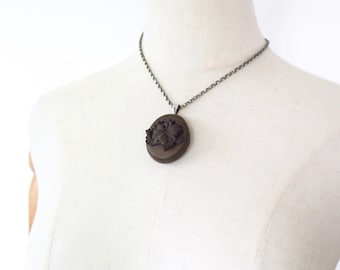 Collana con ciondolo floreale in vulcanite vittoriana antica del 1900, catena color argento, gioielli da lutto
