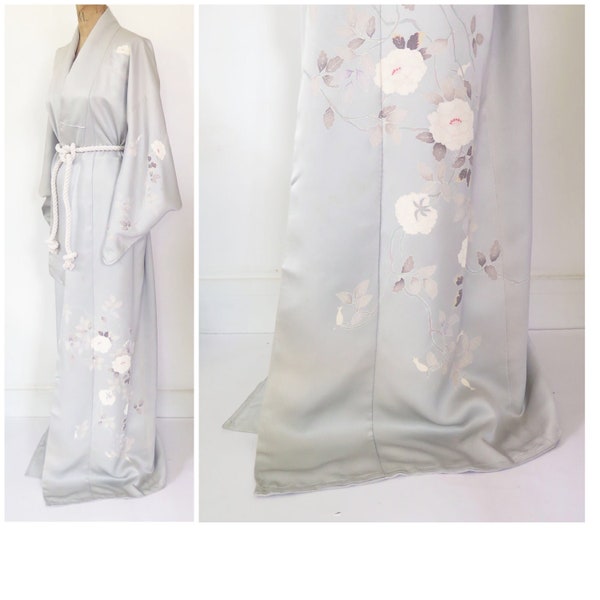 Vintage 1970er 1980er Weiche hellblaue Seide mit Blumendruck Kimono Robe