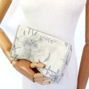 Antike 1930er Deco-Creme-Seide-Blau-Blumen-Stickerei-Stoff-Clutch-Tasche Abend Geldbörse