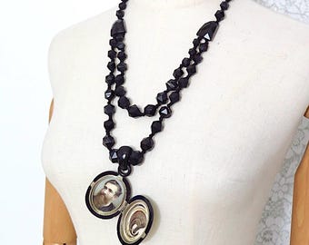 Antiguo collar con colgante de relicario y cadena de cuentas de azabache victoriano de los años 1800-1900, joyería de luto.