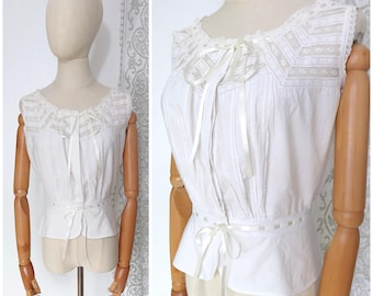 Blusa sin mangas con encaje Valencienne, estilo eduardiano francés, de los años 1900 y 1910, con monograma y corona, de algodón blanco, para camisola y corsé.