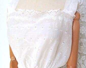 Blusa camisola antigua eduardiana blanca de algodón semitransparente con encaje floral bordado, sin mangas y con corsé, de la década de 1910