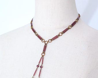Collana antica Art Déco anni '20/'30 con perline di vetro ceche color malva e lilla, pendente a goccia in ottone, stile sottoveste.
