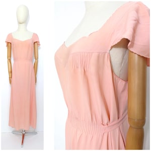 Robe légère vintage des années 1930 en soie rose avec ceinture à épingles, cravate et lingerie