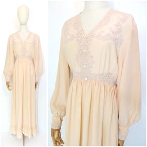 Déco ancienne Années 1920 Années 1930 Soie rose pêche écru dentelle florale Lingerie Robe de chambre Robe nuisette