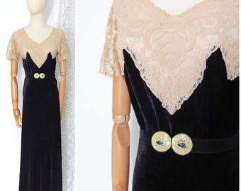 Vestido de noche largo estilo art déco antiguo de los años 30, vintage, de terciopelo de seda negro crudo, con encaje y cinturón de celuloide de golondrinas y pájaros.