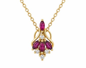 Könnte beinhalten: Eine Goldhalskette mit einem Anhänger, der vier tiefrosa Steine im Marquise-Schliff und vier klare Steine im runden Brillantschliff in einer blumenartigen Anordnung enthält. Der Anhänger hängt an einer feinen Goldkette mit Gliedern.