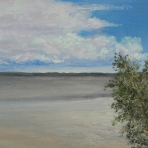 K&ouml;nnte beinhalten: Ein &Ouml;lgem&auml;lde zeigt eine ruhige Landschaft. Der Himmel ist ein leuchtendes Blau, &uuml;bers&auml;t mit flauschigen wei&szlig;en und grauen Wolken. Darunter erstreckt sich ein ruhiges Gew&auml;sser bis zum Horizont. Ein Baum mit gr&uuml;nem Laub befindet sich in der rechten Ecke.