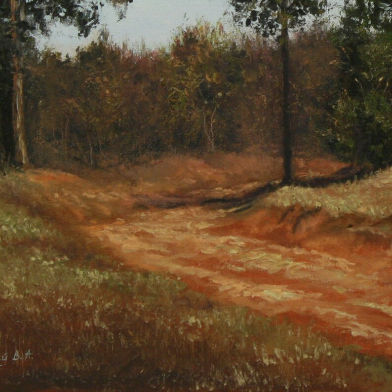 Pu&ograve; includere: Un dipinto a olio raffigura uno sterrato che si snoda attraverso una foresta. La strada &egrave; di un caldo marrone rossiccio, in contrasto con gli alberi verdi e marroni. La luce del sole proietta ombre, esaltando la profondit&agrave; e la consistenza. L'opera evoca tranquillit&agrave;.