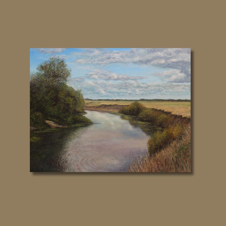 Puede incluir: Pintura al &oacute;leo de un r&iacute;o que fluye por un paisaje. El agua refleja el cielo y las nubes. &Aacute;rboles y arbustos verdes bordean las orillas, con campos al fondo bajo un cielo azul.