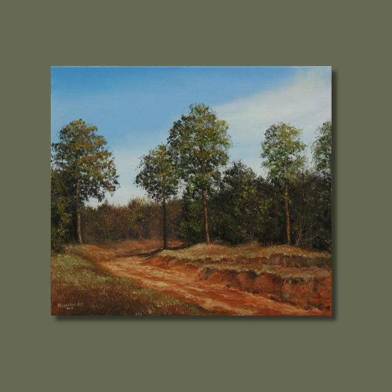 Pu&ograve; includere: Dipinto a olio di uno sterrato che si snoda attraverso una foresta. La strada &egrave; di colore marrone-rossastro e gli alberi hanno foglie verdi e gialle. Il cielo &egrave; di un blu limpido con un accenno di nuvole bianche.