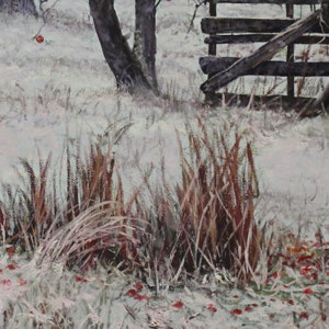 Pu&ograve; includere: Dipinto a olio di un paesaggio invernale con una staccionata in legno usurato e un albero. Il primo piano presenta erbe alte e marroni e foglie rosse. La scena &egrave; coperta di bianco, suggerendo neve o brina.