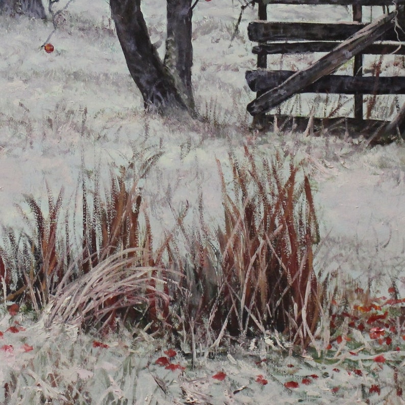 Pu&ograve; includere: Dipinto a olio di un paesaggio invernale con una staccionata in legno usurato e un albero. Il primo piano presenta erbe alte e marroni e foglie rosse. La scena &egrave; coperta di bianco, suggerendo neve o brina.