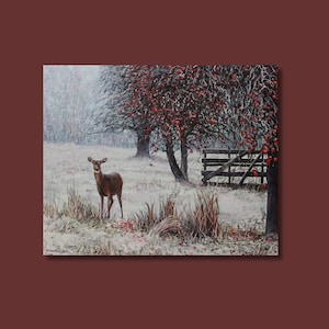Pu&ograve; includere: Un dipinto a olio raffigura un cervo in un campo innevato. Alberi con foglie rosse e una staccionata in legno sullo sfondo. L'opera d'arte ha una tavolozza di colori tenui con tonalit&agrave; marroni, bianche e rosse.