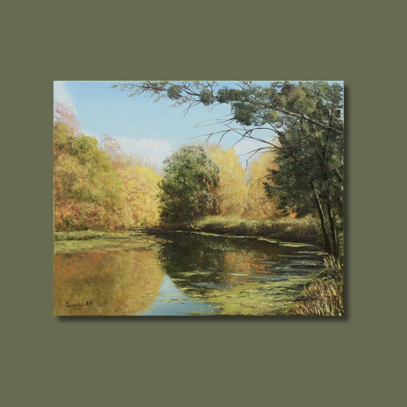 以下が含まれることがあります： 穏やかな池の風景を描いた油絵。水面には、周囲の木々が緑、黄色、茶色の色合いで映し出されています。枝の間からは澄んだ青空が覗き、穏やかな風景を作り出しています。