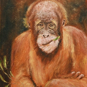 Pode incluir: Uma pintura de retrato em close-up de um orangotango com pêlo castanho-avermelhado. O orangotango está olhando diretamente para o espectador com uma expressão pensativa. Ele está segurando uma folha verde na boca. A pintura é feita em um estilo realista e tem uma sensação quente e acolhedora.