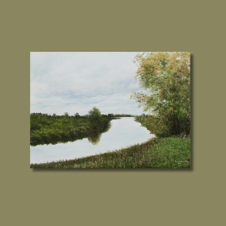 Pu&ograve; includere: Un dipinto a olio raffigura una serena scena fluviale sotto un cielo nuvoloso. Una rigogliosa vegetazione verde costeggia le rive del fiume, con un albero sulla destra con foglie gialle e verdi. L'acqua riflette il cielo e il verde.
