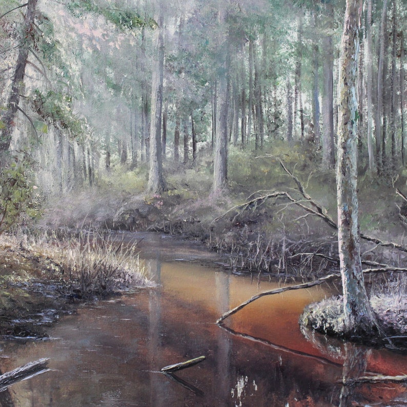 Op de afbeelding: Olieverfschilderij van een vredig boslandschap met een beek. Hoge bomen vullen de achtergrond, hun stammen en takken verzacht door mist. Het water reflecteert warm licht, waardoor een vredig, natuurlijk landschap ontstaat. Het schilderij roept rust op.