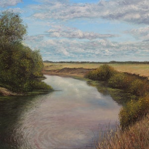 Puede incluir: Pintura al &oacute;leo de un paisaje sereno con un r&iacute;o que serpentea por un campo. El cielo es una mezcla de azul y nubes blancas. Frondosos &aacute;rboles y arbustos verdes bordean la orilla del r&iacute;o, contrastando con el campo de color marr&oacute;n dorado en la distancia. El agua refleja el cielo.