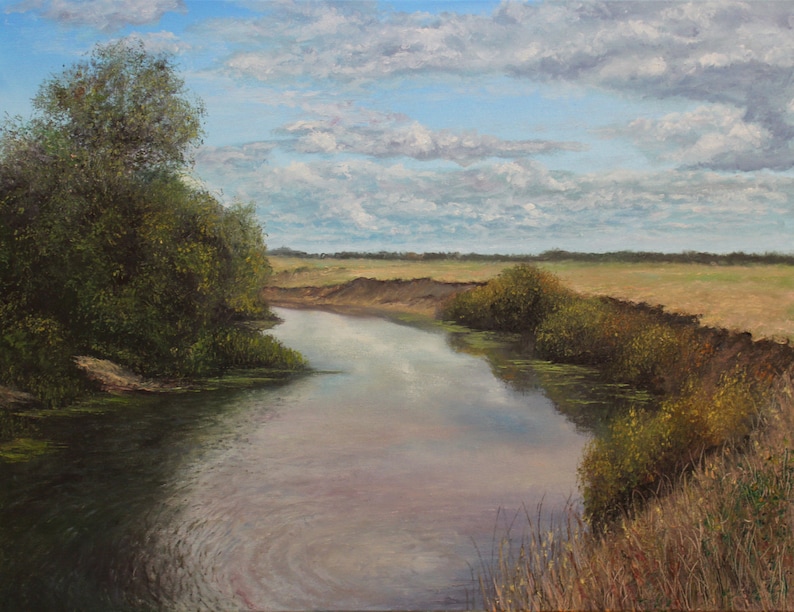 Puede incluir: Pintura al &oacute;leo de un paisaje sereno con un r&iacute;o que serpentea por un campo. El cielo es una mezcla de azul y nubes blancas. Frondosos &aacute;rboles y arbustos verdes bordean la orilla del r&iacute;o, contrastando con el campo de color marr&oacute;n dorado en la distancia. El agua refleja el cielo.