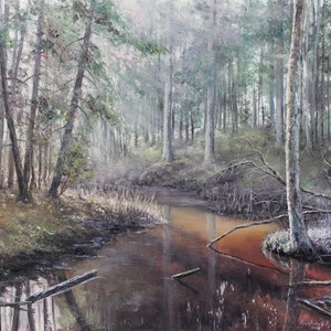 Op de afbeelding: Een olieverfschilderij dat een bossc&egrave;ne weergeeft met een beek die de bomen weerspiegelt. Het kunstwerk toont lange, slanke bomen, een mistige sfeer en een palet van groen, bruin en gedempte tinten, waardoor een rustig landschap ontstaat.