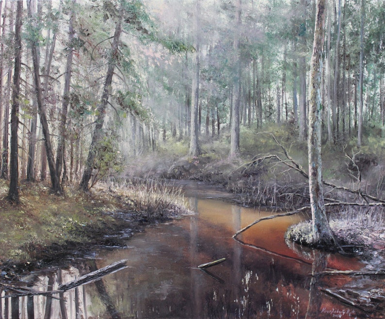 Op de afbeelding: Een olieverfschilderij dat een bossc&egrave;ne weergeeft met een beek die de bomen weerspiegelt. Het kunstwerk toont lange, slanke bomen, een mistige sfeer en een palet van groen, bruin en gedempte tinten, waardoor een rustig landschap ontstaat.