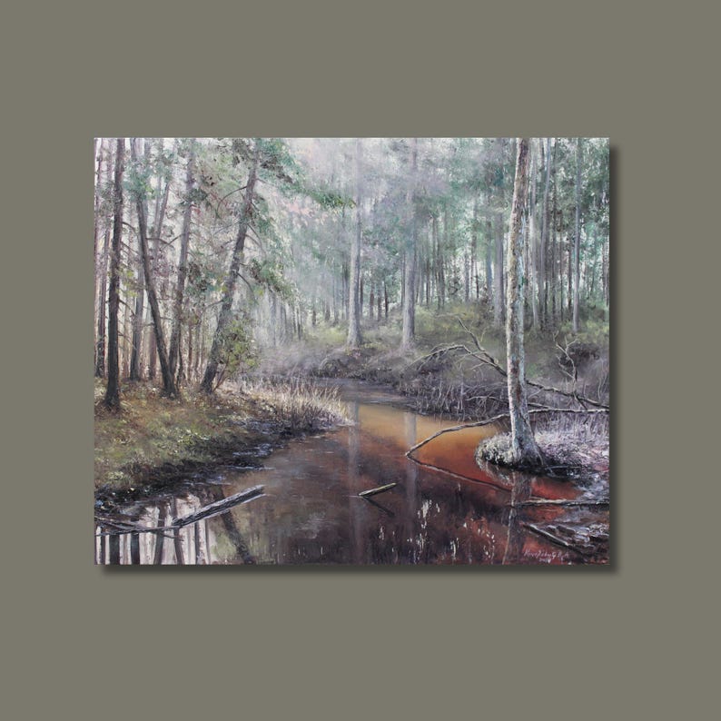 Op de afbeelding: Olieverfschilderij van een boslandschap met een kronkelende rivier. Het water weerspiegelt de bomen en cre&euml;ert diepte. Het kleurenpalet omvat gedempte groenen, bruinen en een vleugje gouden licht.