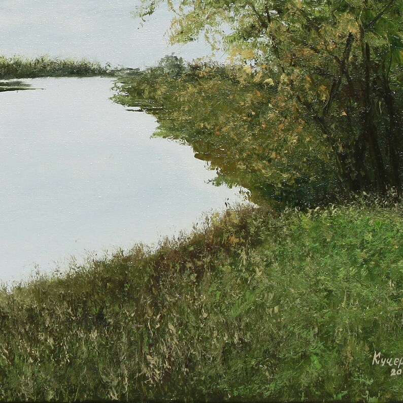 Pu&ograve; includere: Dipinto a olio raffigurante un paesaggio sereno con uno specchio d'acqua calmo che riflette il cielo. Un rigoglioso fogliame verde borda il bordo dell'acqua, con un albero a destra. L'opera d'arte ha una tavolozza di colori morbidi e naturali, evocando pace.