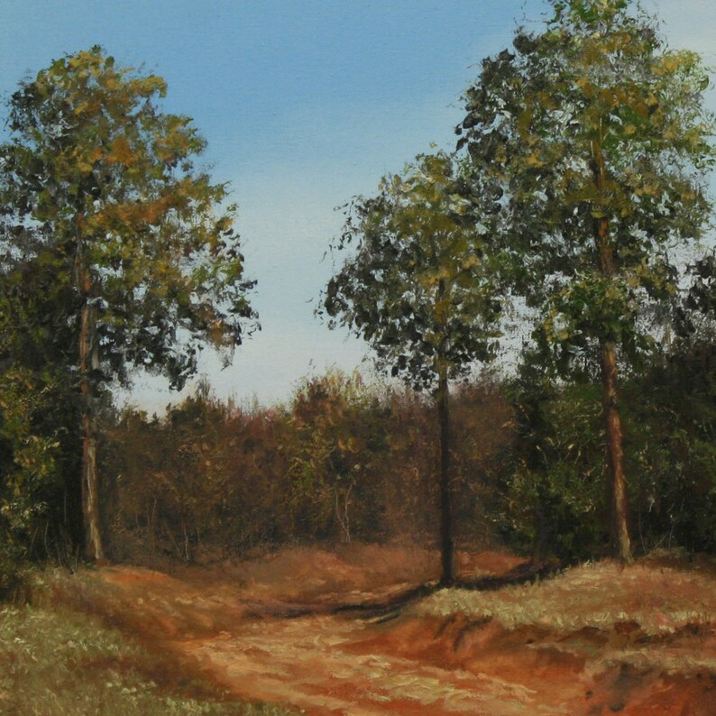 Pu&ograve; includere: Dipinto a olio raffigurante un sentiero sterrato che conduce in una foresta. Tre alberi alti con foglie verdi e gialle si ergono in primo piano. Il cielo &egrave; di un azzurro limpido e l'intera scena &egrave; bagnata dalla luce del sole.