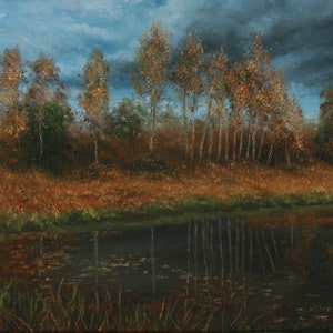 Pu&ograve; includere: Dipinto a olio di un paesaggio autunnale. Alti alberi snelli con foglie dorate costeggiano una riva erbosa, che si riflettono nell'acqua scura di uno stagno. Il cielo &egrave; un misto di blu e grigio, a suggerire una giornata nuvolosa.