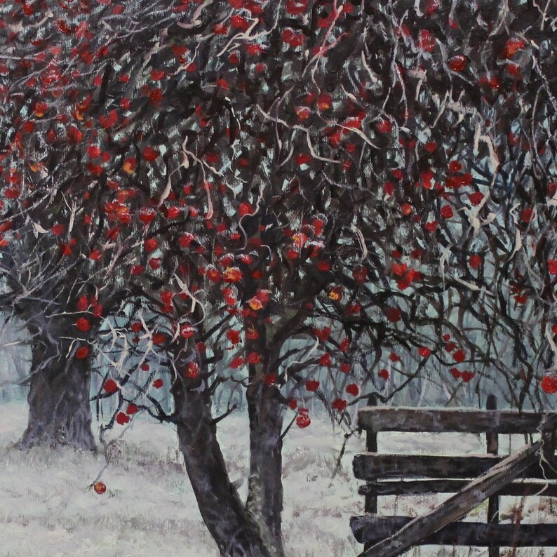 Pu&ograve; includere: Un dipinto a olio raffigura una scena invernale con due alberi carichi di frutti rossi. I rami scuri degli alberi contrastano con il terreno bianco e una staccionata di legno usurata. L'opera evoca calma.