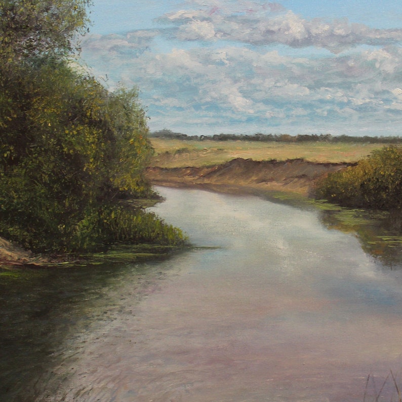 Puede incluir: Pintura al &oacute;leo de una escena fluvial serena. El agua refleja el cielo y las nubes, con vegetaci&oacute;n verde a lo largo de las orillas. El cielo es una mezcla de azul y blanco, y el paisaje incluye un campo de hierba.