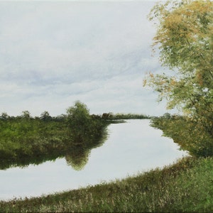 Pu&ograve; includere: Un dipinto a olio raffigura una serena scena fluviale sotto un cielo nuvoloso. Un rigoglioso fogliame verde borda le rive, con riflessi nell'acqua calma. L'opera d'arte evoca un senso di tranquillit&agrave; e bellezza naturale.