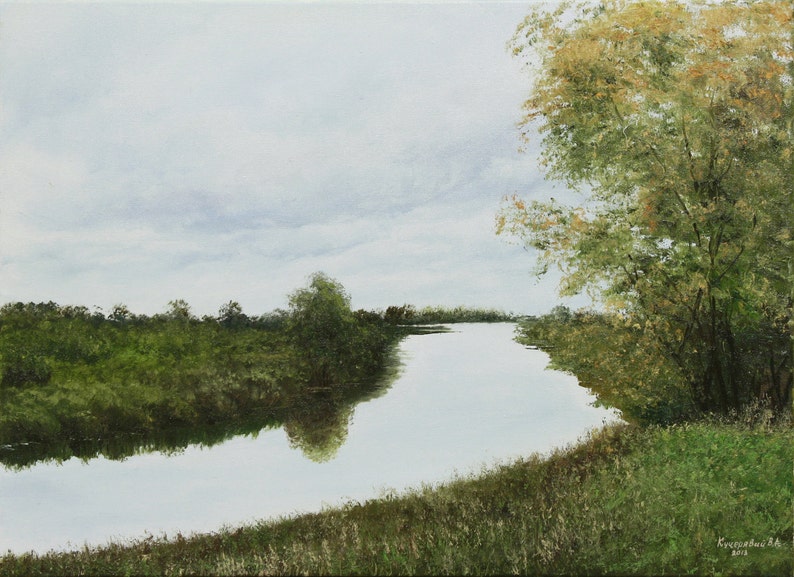 Pu&ograve; includere: Un dipinto a olio raffigura una serena scena fluviale sotto un cielo nuvoloso. Un rigoglioso fogliame verde borda le rive, con riflessi nell'acqua calma. L'opera d'arte evoca un senso di tranquillit&agrave; e bellezza naturale.