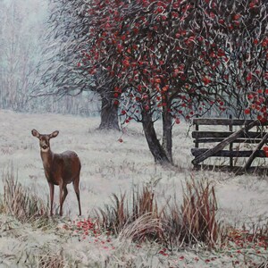 Pu&ograve; includere: Dipinto di un cervo in un campo innevato. Il cervo &egrave; marrone con una macchia bianca sul collo. Bacche rosse adornano gli alberi. Una staccionata in legno &egrave; visibile sullo sfondo, creando una scena rurale.