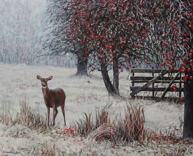 Pu&ograve; includere: Dipinto di un cervo in un campo innevato. Il cervo &egrave; marrone con una macchia bianca sul collo. Bacche rosse adornano gli alberi. Una staccionata in legno &egrave; visibile sullo sfondo, creando una scena rurale.