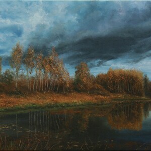 Pu&ograve; includere: Dipinto a olio di un paesaggio sereno con un lago riflettente. Il cielo &egrave; un misto di blu e grigio scuro, che suggerisce una tempesta. Alberi con foglie dorate costeggiano la riva, riflessi nell'acqua. L'opera d'arte evoca tranquillit&agrave;.