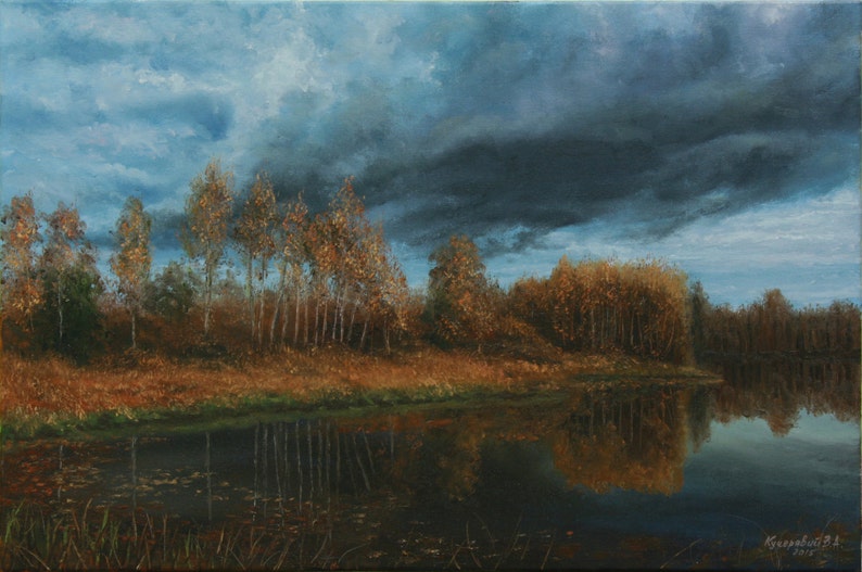 Pu&ograve; includere: Dipinto a olio di un paesaggio sereno con un lago riflettente. Il cielo &egrave; un misto di blu e grigio scuro, che suggerisce una tempesta. Alberi con foglie dorate costeggiano la riva, riflessi nell'acqua. L'opera d'arte evoca tranquillit&agrave;.