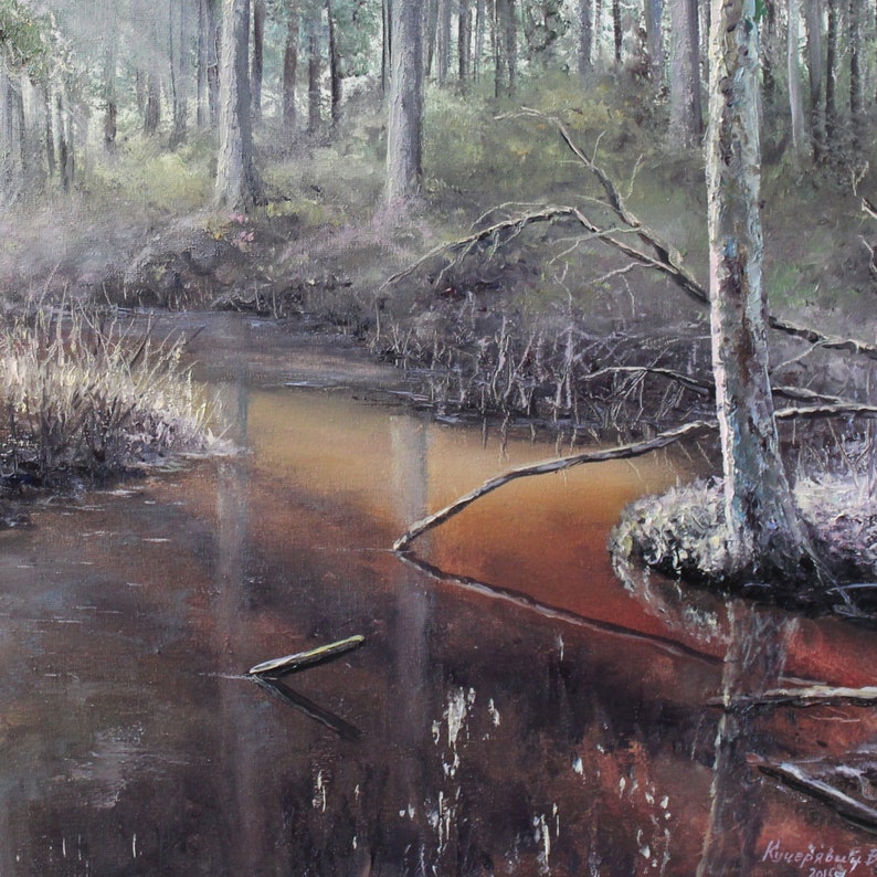 Op de afbeelding: Olieverfschilderij van een boslandschap met een donkerbruine rivier die de bomen en de lucht weerspiegelt. Het kunstwerk toont hoge bomen en een gevoel van diepte, met een gedetailleerde weergave van het bos.