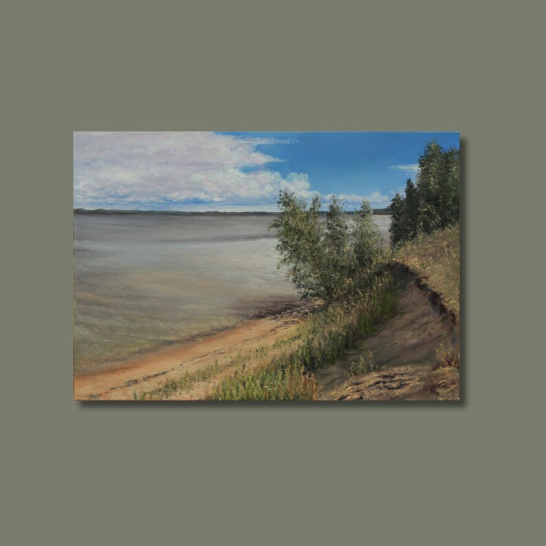 K&ouml;nnte beinhalten: &Ouml;lgem&auml;lde einer ruhigen Landschaft mit einem Gew&auml;sser unter einem bew&ouml;lkten Himmel. Ein sandiger Uferbereich f&uuml;hrt zu einem grasbewachsenen Ufer mit B&auml;umen. Das Kunstwerk verwendet ged&auml;mpfte Farben und schafft eine friedliche Szene.