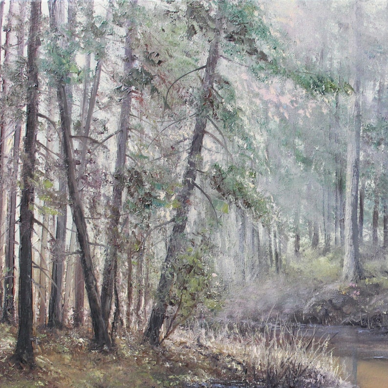 Op de afbeelding: Een olieverfschilderij toont een mistige bossc&egrave;ne. Hoge, slanke bomen met groene bladeren en bruine stammen domineren de voorgrond. Een kleine beek stroomt door het onderste deel van het schilderij, met zacht, diffuus licht.