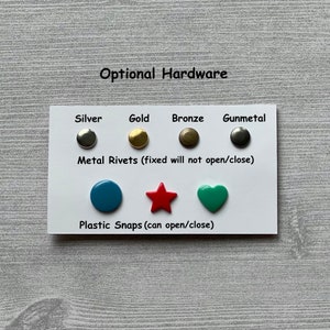 Peut inclure: Une carte blanche avec le texte "Optional Hardware" imprim&eacute; en haut. La carte montre diff&eacute;rents types de rivets m&eacute;talliques et de pressions en plastique de diff&eacute;rentes couleurs. Le texte "Metal Rivets (fixed will not open/close)" et "Plastic Snaps (can open/close)" est imprim&eacute; sous les rivets et les pressions.