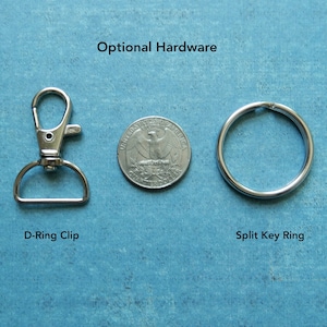 Peut inclure: Accessoires en option : Un mousqueton en D argent&eacute; et un porte-cl&eacute;s fendu argent&eacute;. Le porte-cl&eacute;s est pr&eacute;sent&eacute; &agrave; c&ocirc;t&eacute; d'une pi&egrave;ce de 25 cents am&eacute;ricaine pour comparaison de taille.