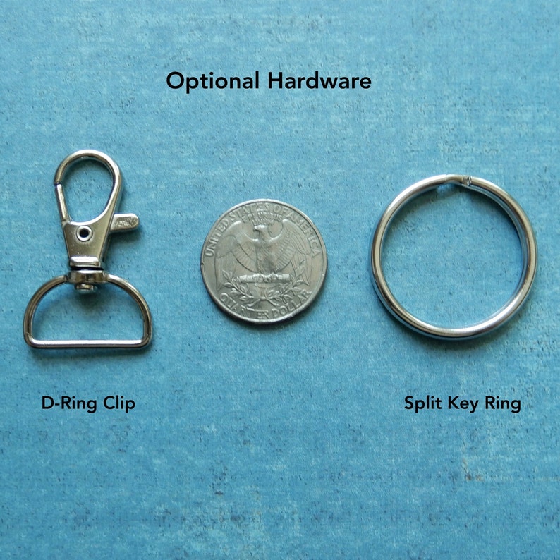 Peut inclure: Accessoires en option : Un mousqueton en D argent&eacute; et un porte-cl&eacute;s fendu argent&eacute;. Le porte-cl&eacute;s est pr&eacute;sent&eacute; &agrave; c&ocirc;t&eacute; d'une pi&egrave;ce de 25 cents am&eacute;ricaine pour comparaison de taille.