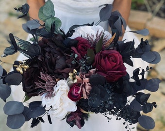 Black mauve red gold moody bouquet