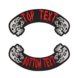 Op de afbeelding: Twee gebogen geborduurde patches met zwarte achtergronden en witte tribale schedelontwerpen aan de uiteinden. De bovenste patch bevat de rode tekst TOP TEXT en de onderste patch bevat de rode tekst BOTTOM TEXT, beide in een druipend lettertype.