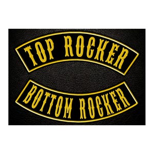 Könnte beinhalten: Zwei geschwungene, bestickte Aufnäher mit schwarzem Hintergrund und gelbem Rand. Der obere Aufnäher zeigt den gelben Schriftzug TOP ROCKER, der untere Aufnäher den gelben Schriftzug BOTTOM ROCKER in einer stilisierten Serifenschrift.