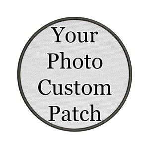 Könnte beinhalten: Ein runder, weißer Stoff-Patch mit schwarzem Text, der "Your Photo Custom Patch" lautet.