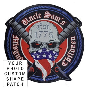 Könnte beinhalten: Ein runder, blauer und roter Patch mit einem Schädel, der ein Bandana mit dem Design der amerikanischen Flagge trägt. Der Schädel hat rote Augen und ist von gekreuzten Messern umgeben. Der Text "Uncle Sam's Misguided Children" ist in einem Kreis um den Schädel geschrieben. Der Text "Est. 1775" ist über dem Schädel geschrieben.