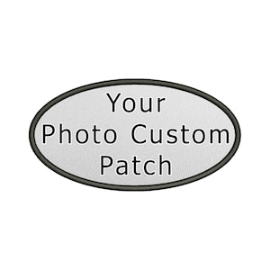 Pode incluir: Etiqueta oval branca com costuras pretas ao redor das bordas. O texto "Your Photo Custom Patch" é bordado em preto.